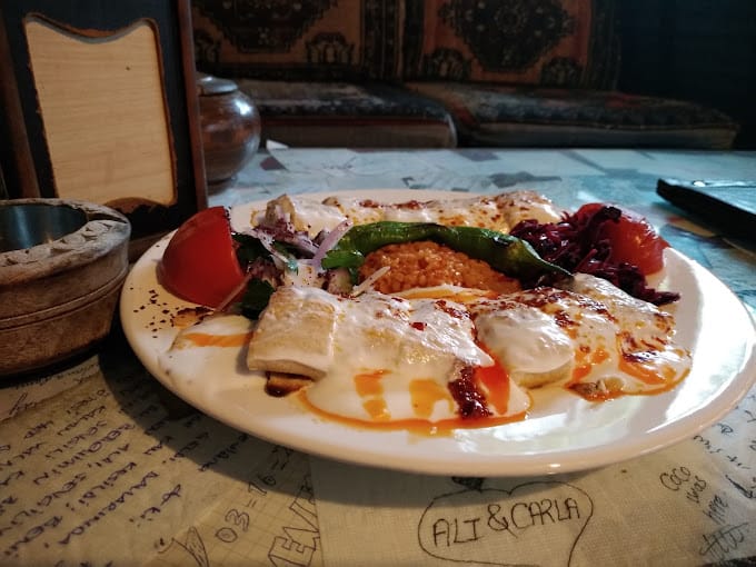 يقدم المقهى مجموعة متنوعة من المشروبات والأطباق ، بما في ذلك القهوة التركية والشاي التركي والمعجنات والحلويات المحلية