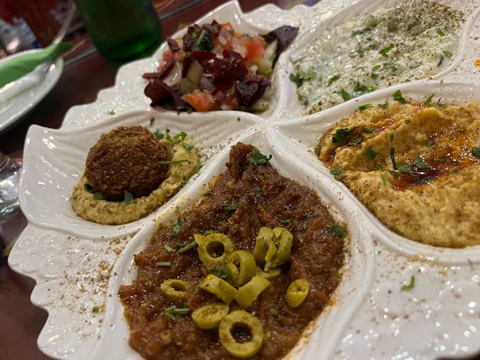 مطعم مغربي تقليدي يقع في غرناطة، إسبانيا. إنه معروف بمأكولاته المغربية الأصيلة