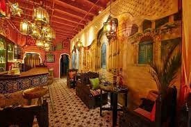 تشمل الأطباق الأكثر شعبية في المطعم الكسكس المغربي