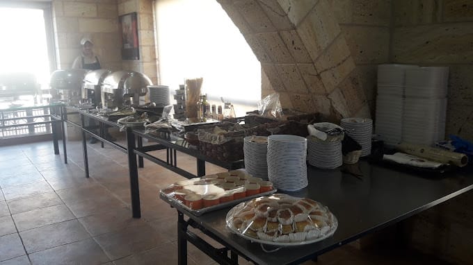 يقدم مجموعة متنوعة من بوفيهات الغداء الجماعية والوجبات الخفيفة والمشروبات الساخنة والباردة.