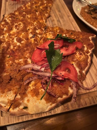 يقدم هذا المطعم المأكولات المتوسطية التقليدية ، بما في ذلك الفلافل والشاورما والكباب