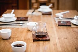 يقدم المطعم مجموعة متنوعة من الأطباق النباتية الأصيلة من جميع أنحاء الصين، بما في ذلك الأطباق الكانتونية والفوشانية والهاينان.