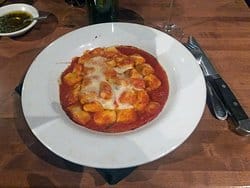 مطعم مغربى شهير يقع في ميامي ، فلوريدا. يتخصص المطعم في المأكولات المغربية التقليدية ، بما في ذلك الكسكس ، والطاجين ، والمشويات ، والحلويات. 