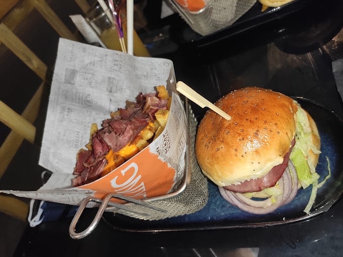 مطعم متخصص في البرجر والسندويشات المحضرة من اللحوم عالية الجودة.أنظمة غذائية خاصة: حلال, مناسب للشخص النباتي, خيارات خضرية.