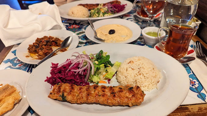 يقدم مجموعة متنوعة من أطباق القائمة بما في ذلك المقبلات والسلطات والكباب واليخنات والحلويات