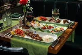 يقدم مجموعة متنوعة من الأطباق التركية التقليدية، بما في ذلك الكباب، والمعجنات، والحلويات