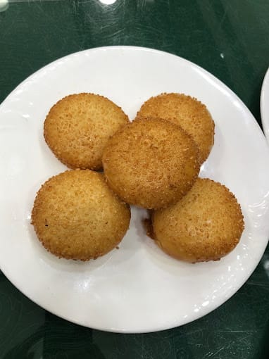 يشتهرس بتقديم الأطباق التقليدية الصينية ، بما في ذلك المأكولات البحرية واللحوم والخضروات. 