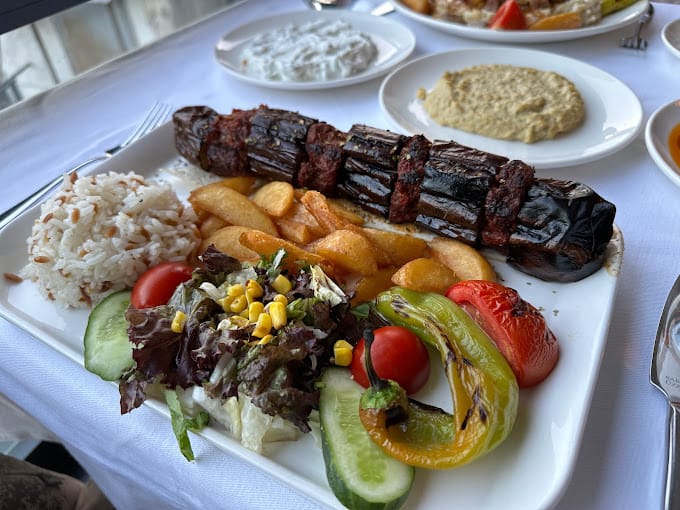  مطعم يوناني يقع في فندق هيلتون إسطنبول كونستانتين بول