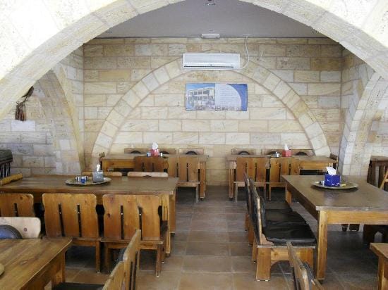  يقدم المطعم مجموعة متنوعة من المأكولات المتوسطية، بما في ذلك الأطباق الإيطالية والفرنسية واليونانية.