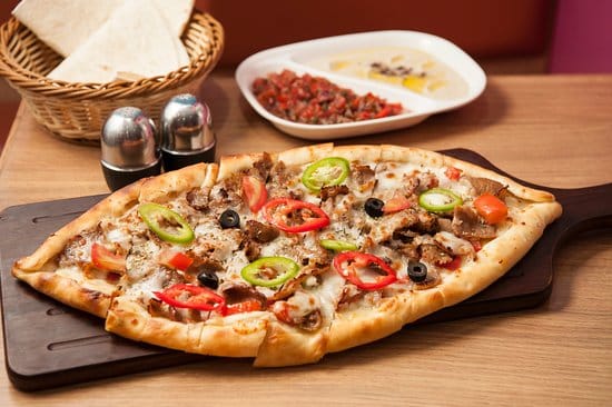 يقدم المطعم مجموعة متنوعة من الأطباق التركية التقليدية، بما في ذلك الكباب والشاورما وسلطات المشاوي.