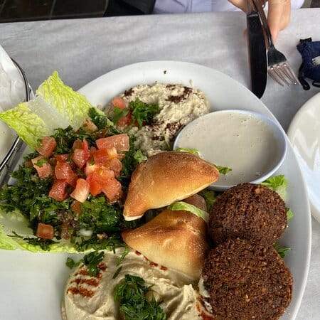  يقدم المطعم مجموعة متنوعة من الأطباق اللبنانية التقليدية والحديثة ، بما في ذلك الورق عنب ، والفتوش ، والكبة ، والحمص ، والشاورما ، والكباب.