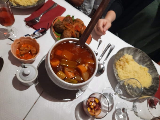 تشمل الأطباق الأكثر شعبية في المطعم الكسكس المغربي