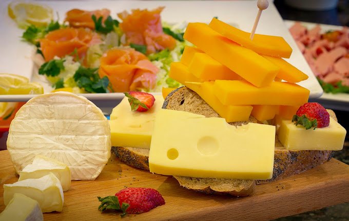 مطعم بوفيه يقع في منتجع كراون بلازا الأردن البحر الميت