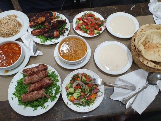 يقدم الأطباق الشرق أوسطية و المصرية والمتوسطية والمشروبات المميزة.