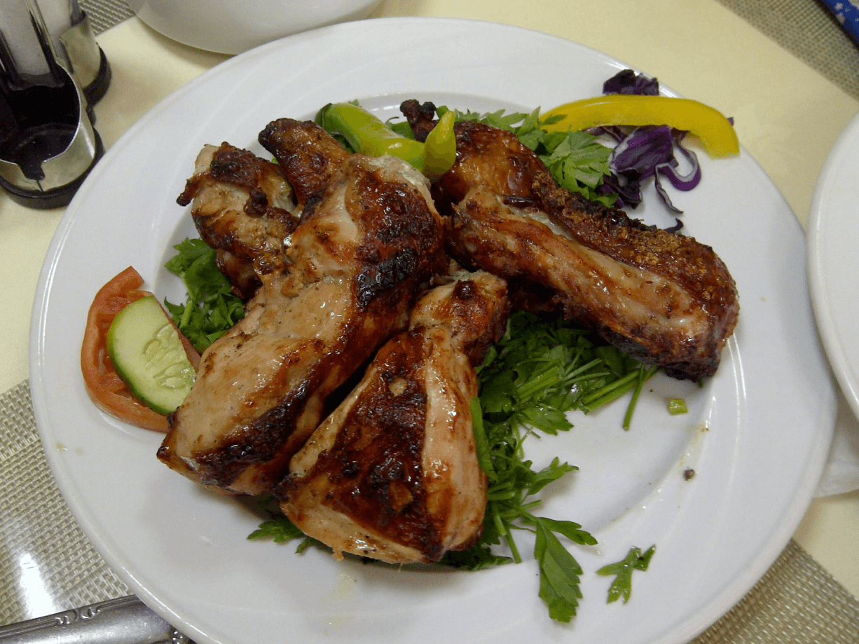 يقدم الاطباق المحلية والمصرية المميزة.