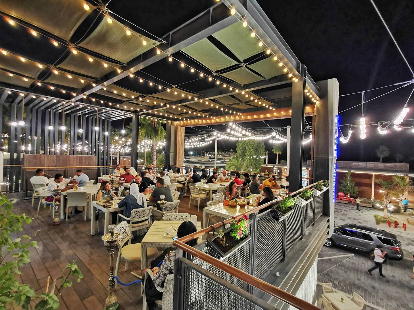 يقدم مجموعة متنوعة من المأكولات العربية والعالمية. 