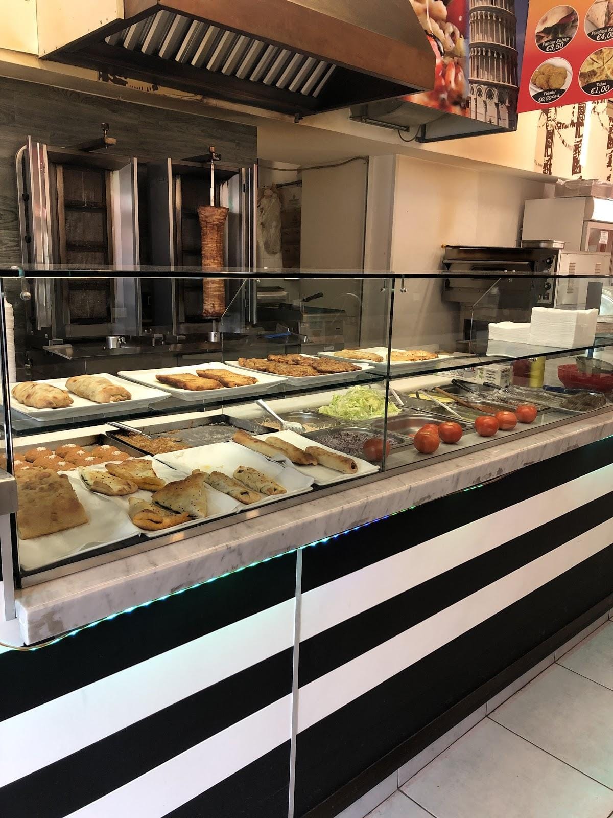 مطعم تركي يقدم الأطباق التركية التقليدية مثل الكباب والشاورما.