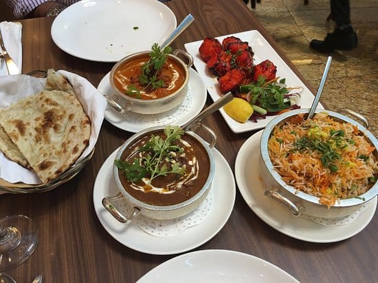 يقدم الاطعمة الهندية والاسيوية 