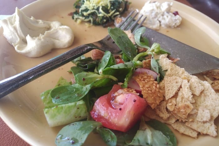 يقدم الاطباق اللبنانية و الاطعمة البحرية و الشرق اوسطية 