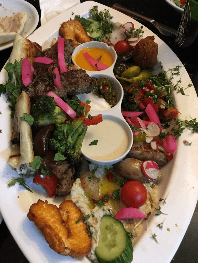 يقدم الاطباق الشرق اوسطية واللبنانية بالتحديد كما يعتبر من المطاعم الحلال في برلين.