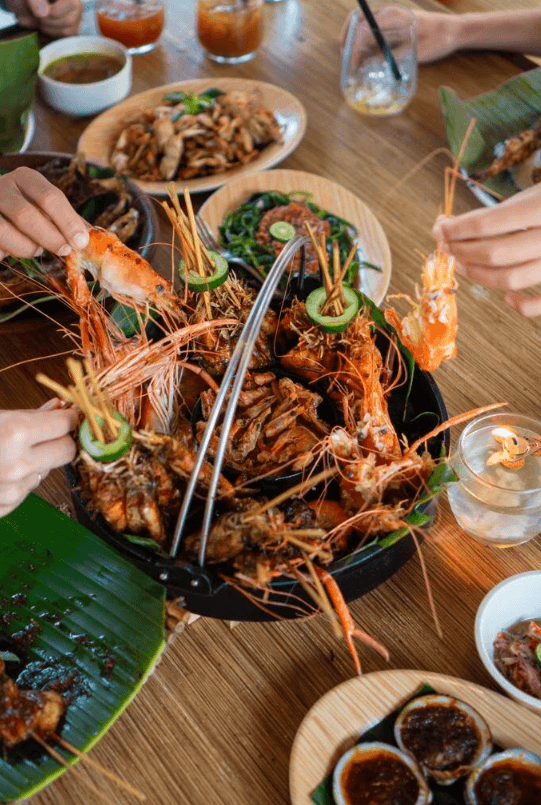 مطعم مأكولات إندونيسية متخصص في المأكولات البحرية.