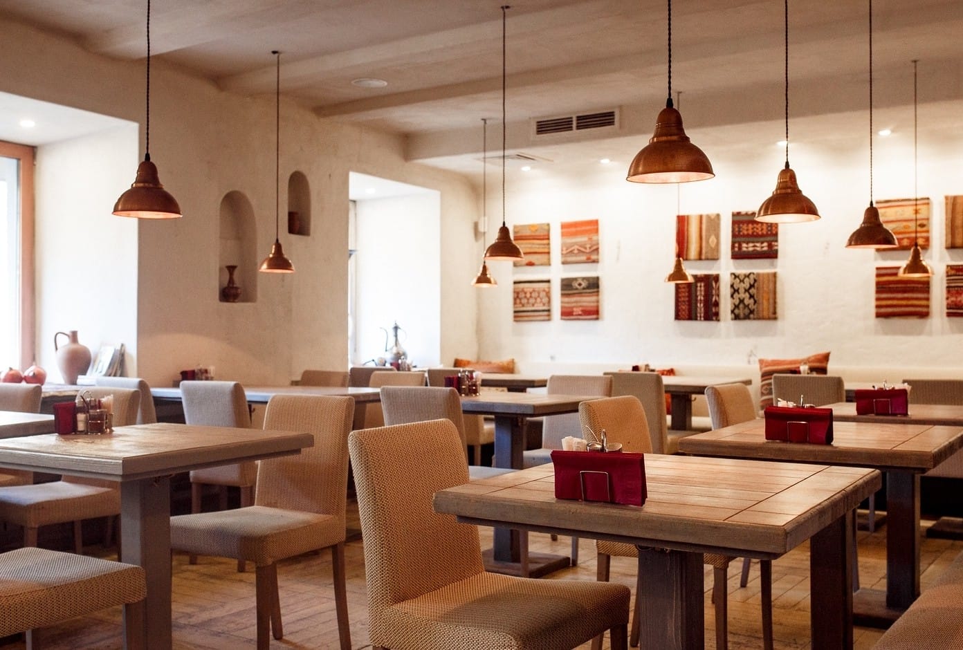  يتميز المطعم بتصميمه الداخلي التقليدي الروسي ومأكولاته الروسية التقليدية