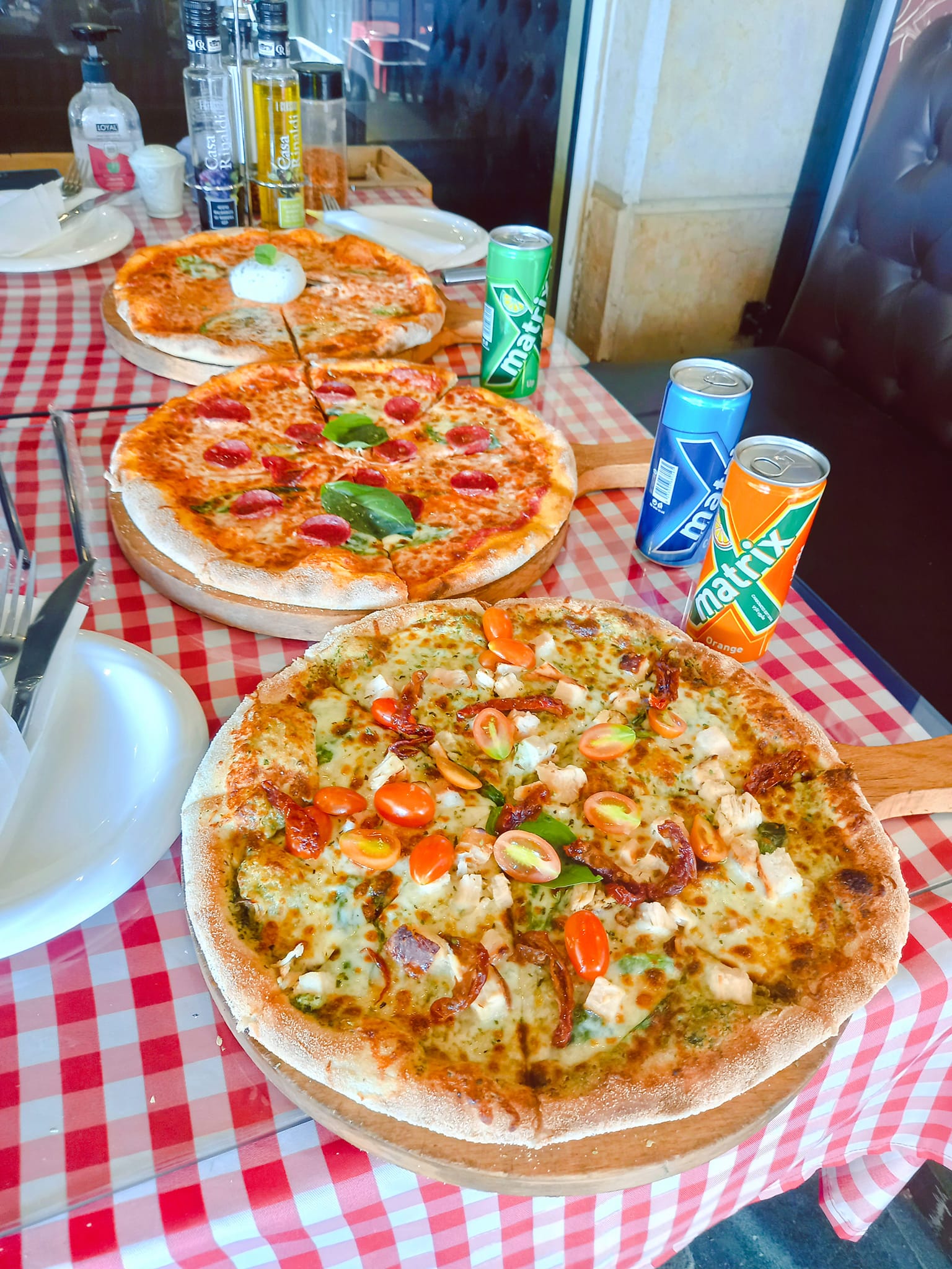 يقدم الاطباق الايطالية مثل البيتزا بطريقة مميزة