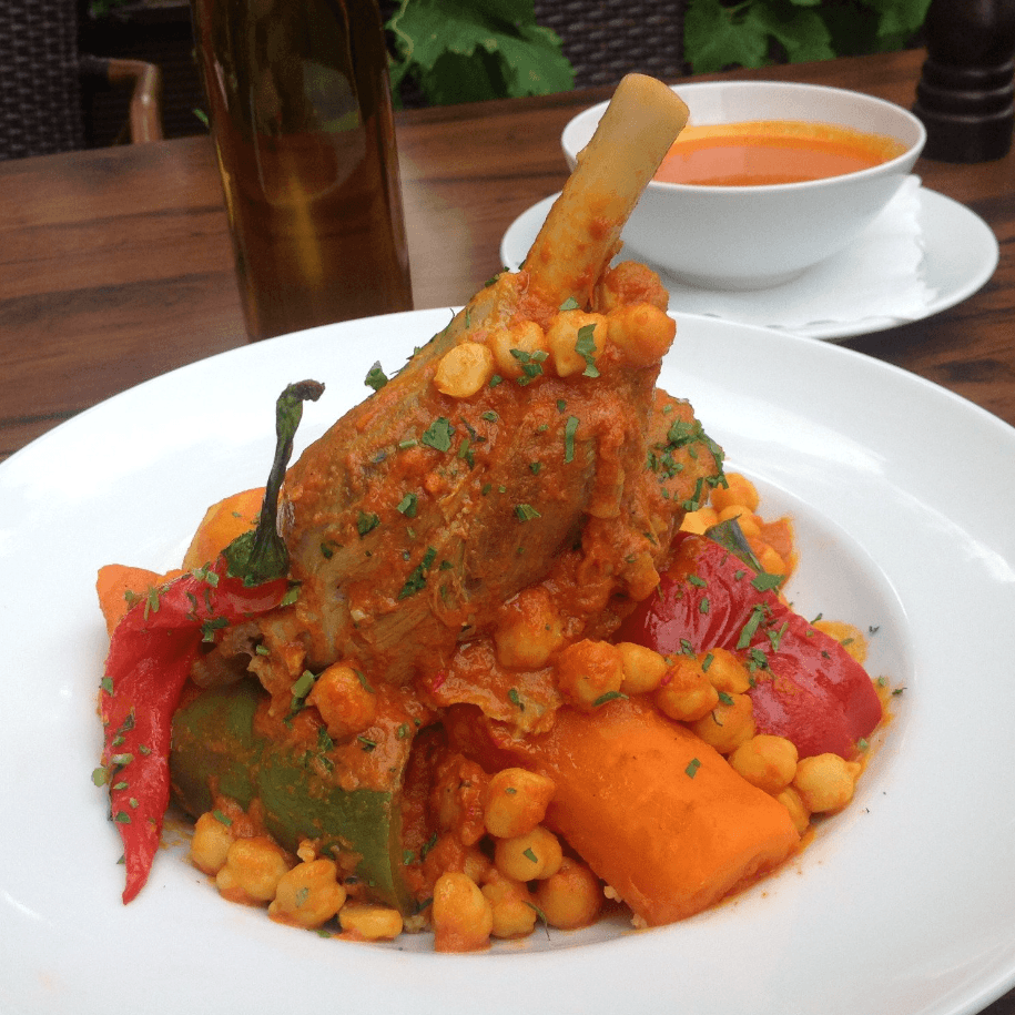 يقدم المشروبات والاطباق العربية والشرق اوسطية, كما يعتبر من المطاعم الحلال في برلين.