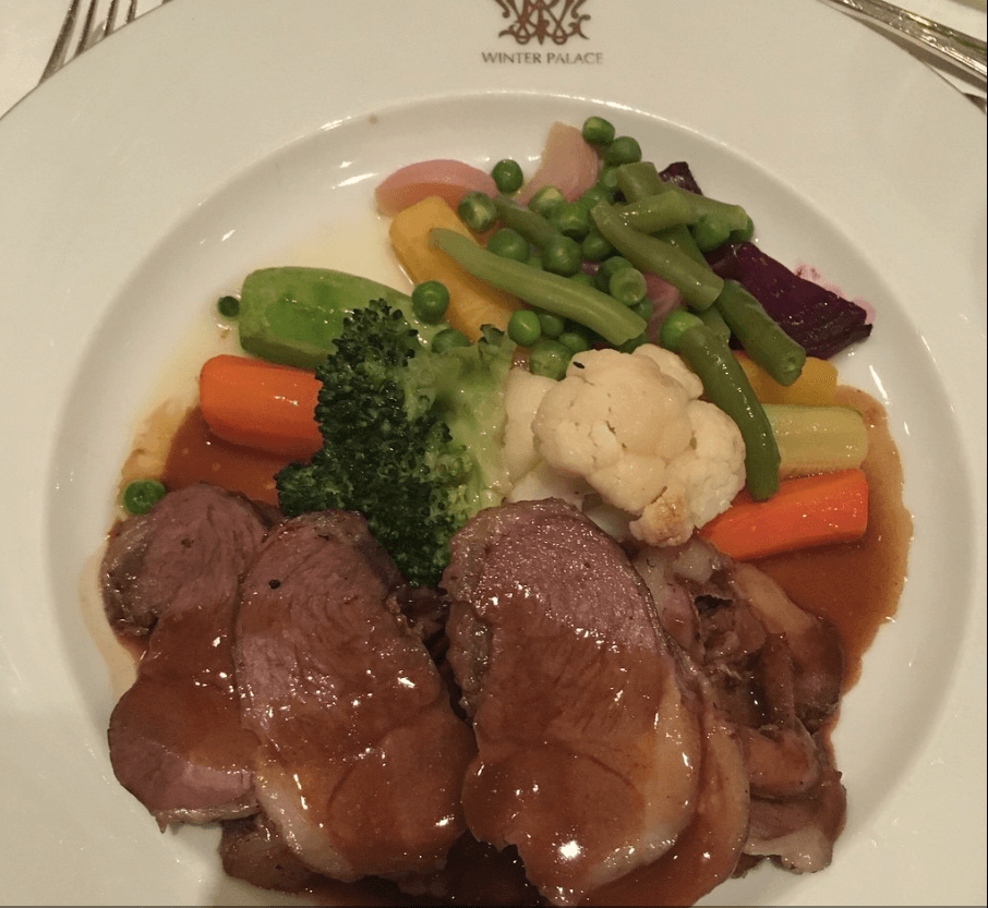 مطعم لبناني يقدم المأكولات اللبنانية التقليدية