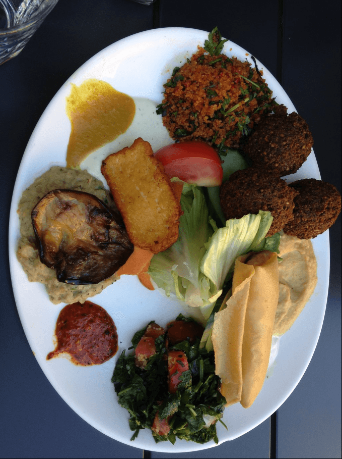 يقدم الاطباق الشرق اوسطية واللبنانية بالتحديد كما يعتبر من المطاعم الحلال في برلين.