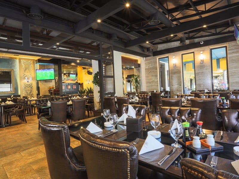 يقدم الاطباق الاسيوية مثل السوشي والاطباق العالمية