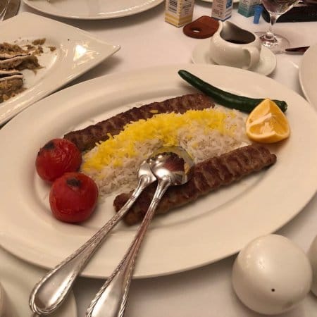 يقدم المطعم مجموعة متنوعة من الأطباق الفارسية التقليدية ، بما في ذلك الكباب والبرياني والحلويات.