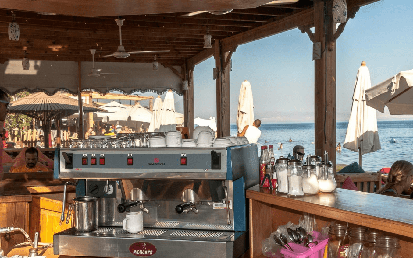 يقدم المطعم مجموعة متنوعة من الأطباق المصرية والمأكولات البحرية