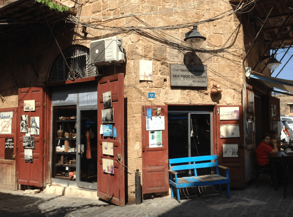 مطعم يقدم الاطباق المحلية و البحرية 