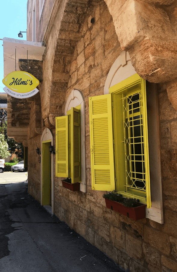 مطعم ومقهى يقدم خدمات التوصيل ويعتبر من المطاعم والمحلية