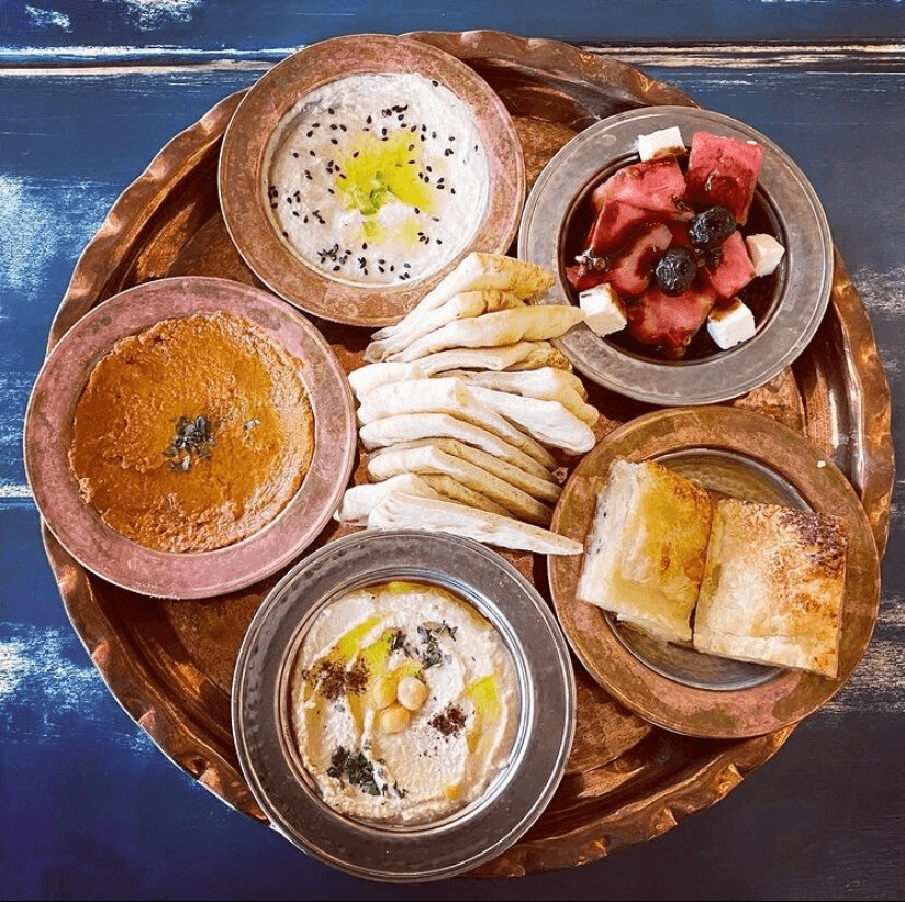 يقدم مجموعة متنوعة من الأطباق التركية المتوسطية، بما في ذلك المقبلات والمأكولات البحرية واللحوم والحلويات.