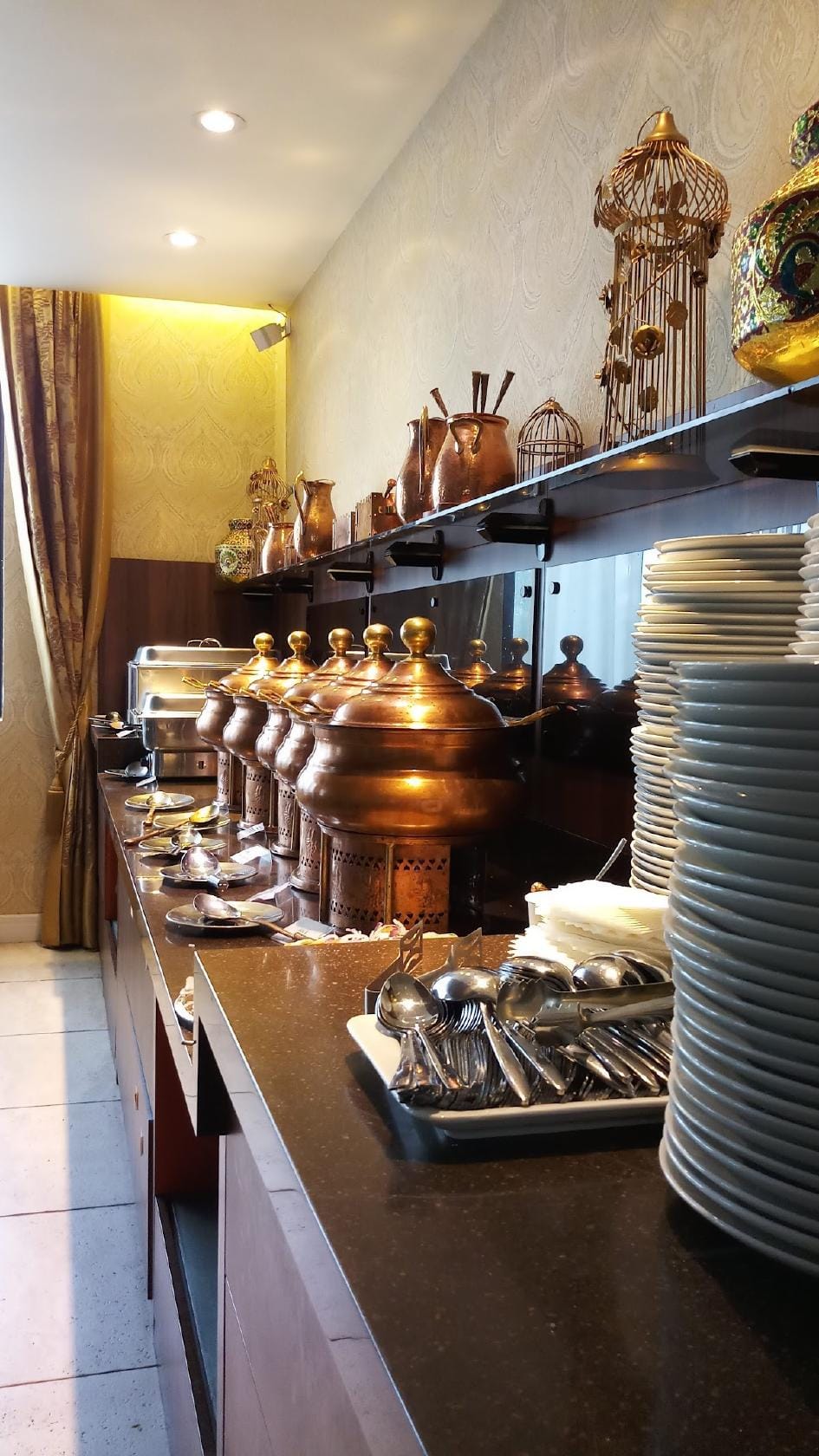 يقدم المطعم مجموعة متنوعة من الأطباق الهندية، بما في ذلك الأطباق النباتية واللحوم. تشمل بعض الأطباق الأكثر شعبية في المطعم