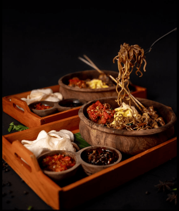 يقدممجموعة متنوعة من الأطباق الإندونيسية التقليدية .