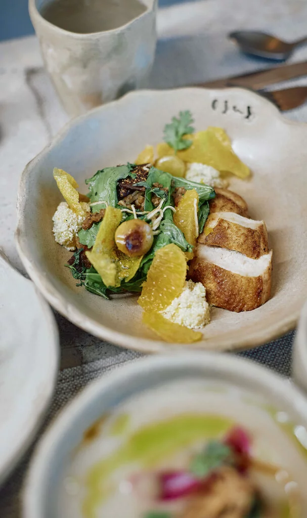 يقدم المطعم مجموعة متنوعة من المأكولات المصرية الأصيلة والعربية، بالإضافة إلى المأكولات العالمية. يتميز المطعم بإطلالاته الرائعة على الأهرامات الثلاثة.