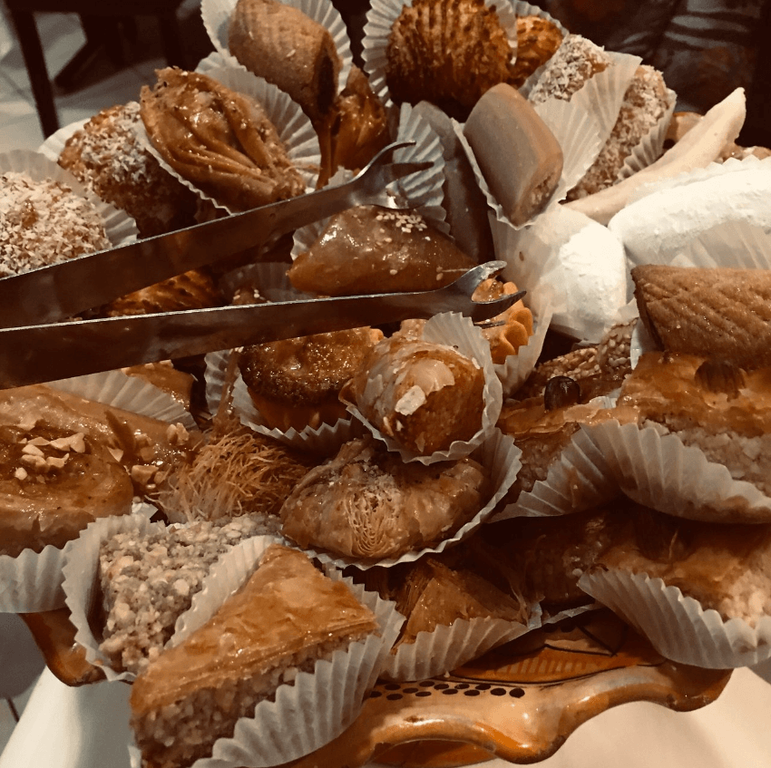  مطعم حلال يقدم الحلويات والاطباق المحلية بطريقة مميزة ومناسب جدا للاشخاص النباتيين.