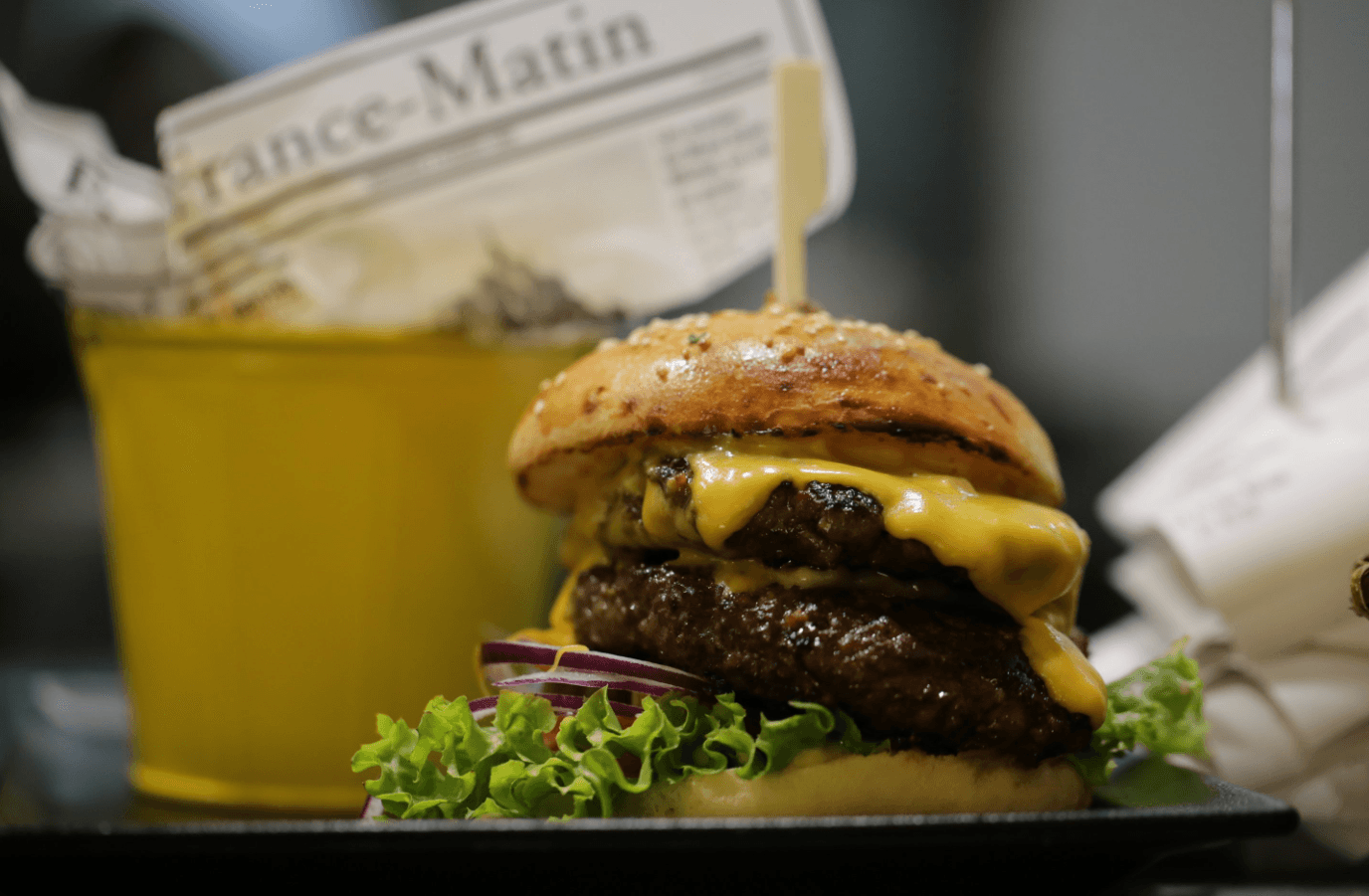 مطعم حلال يقدم الاطباق الفرنسة والامريكية وباسعار مناسبة جدا .