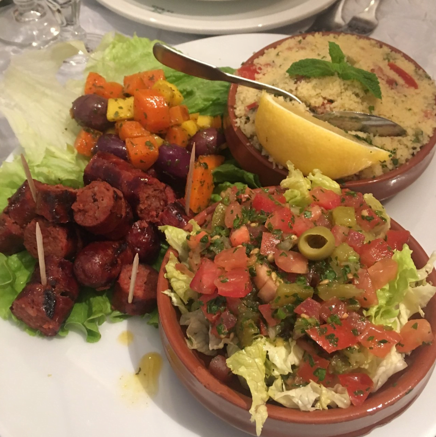 مطعم حلال يقدم الاطباق المتوسطية والمغربية ومناسب جدا للاشخاص النباتيين.