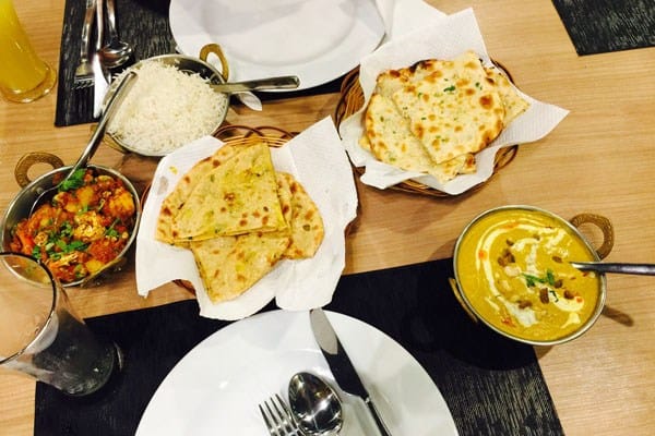 : يقدم الاطعمة الصينية. والهندية 