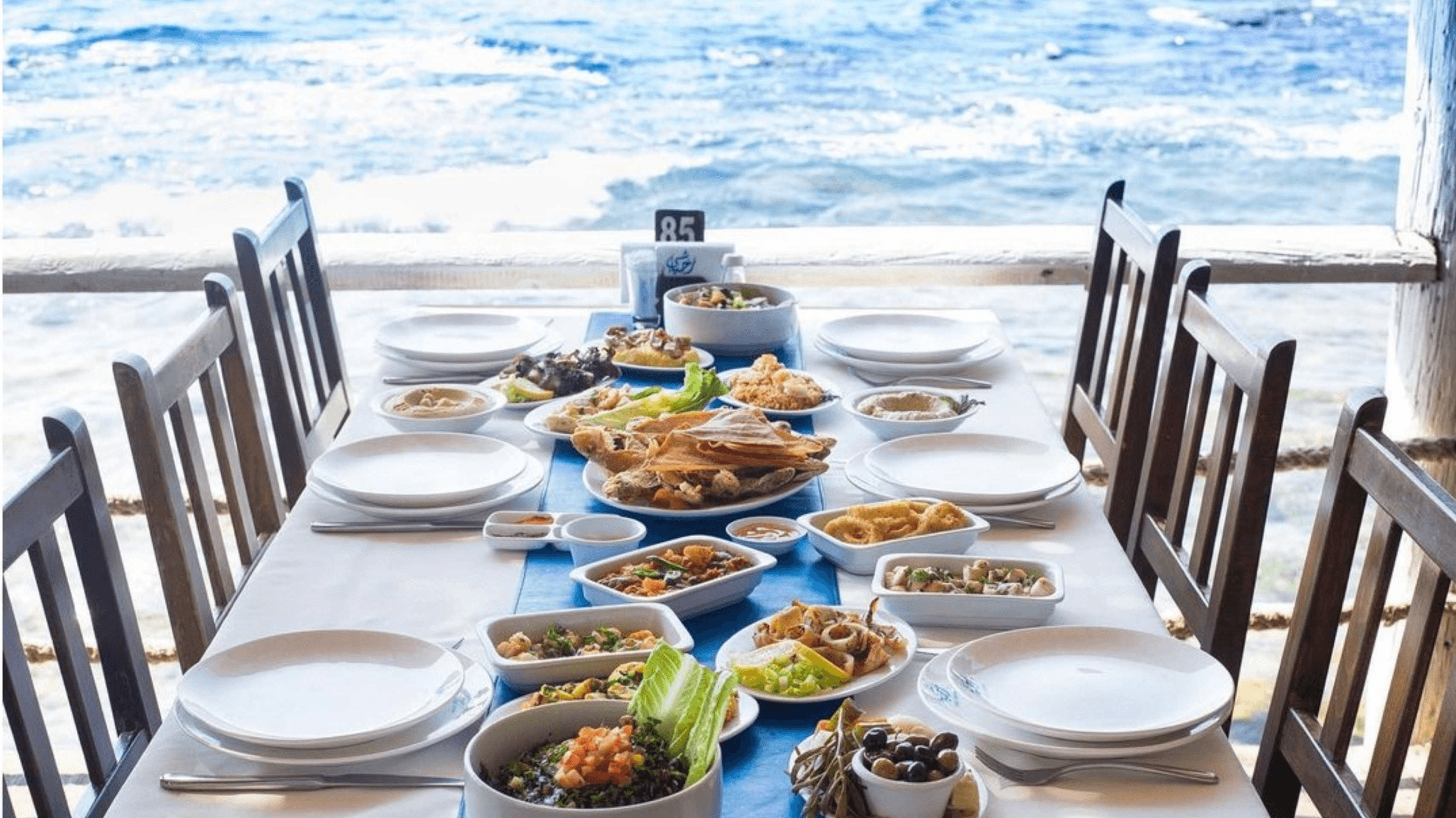 يقدم الاطباق اللبنانية والاطعمة البحرية و المتوسطية والشرق اوسطية 