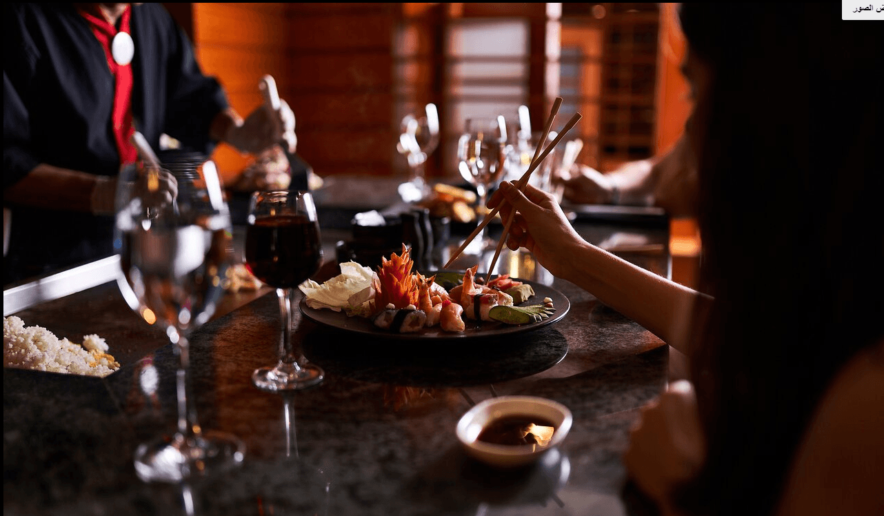 يقدم وجبات العشاء والغداء ويعتبر من المطاعم الفاخرة وانواع الطعام المقدمه من المطبخ الاسيوي والياباني