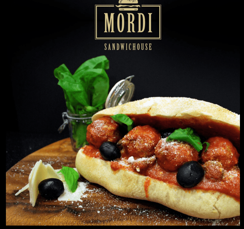 يقدم مجموعة متنوعة من السندويشات المصنوعة من مكونات طازجة عالية الجودة