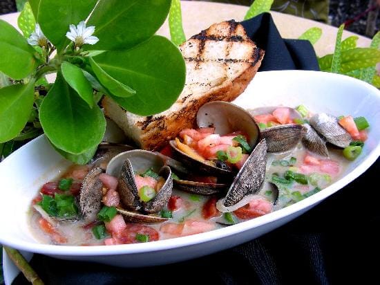 يقدم الاطعمة البحرية والامريكية مناسب للاشخاص النباتيين وخيارات اطعمة خالية من الجلوتين