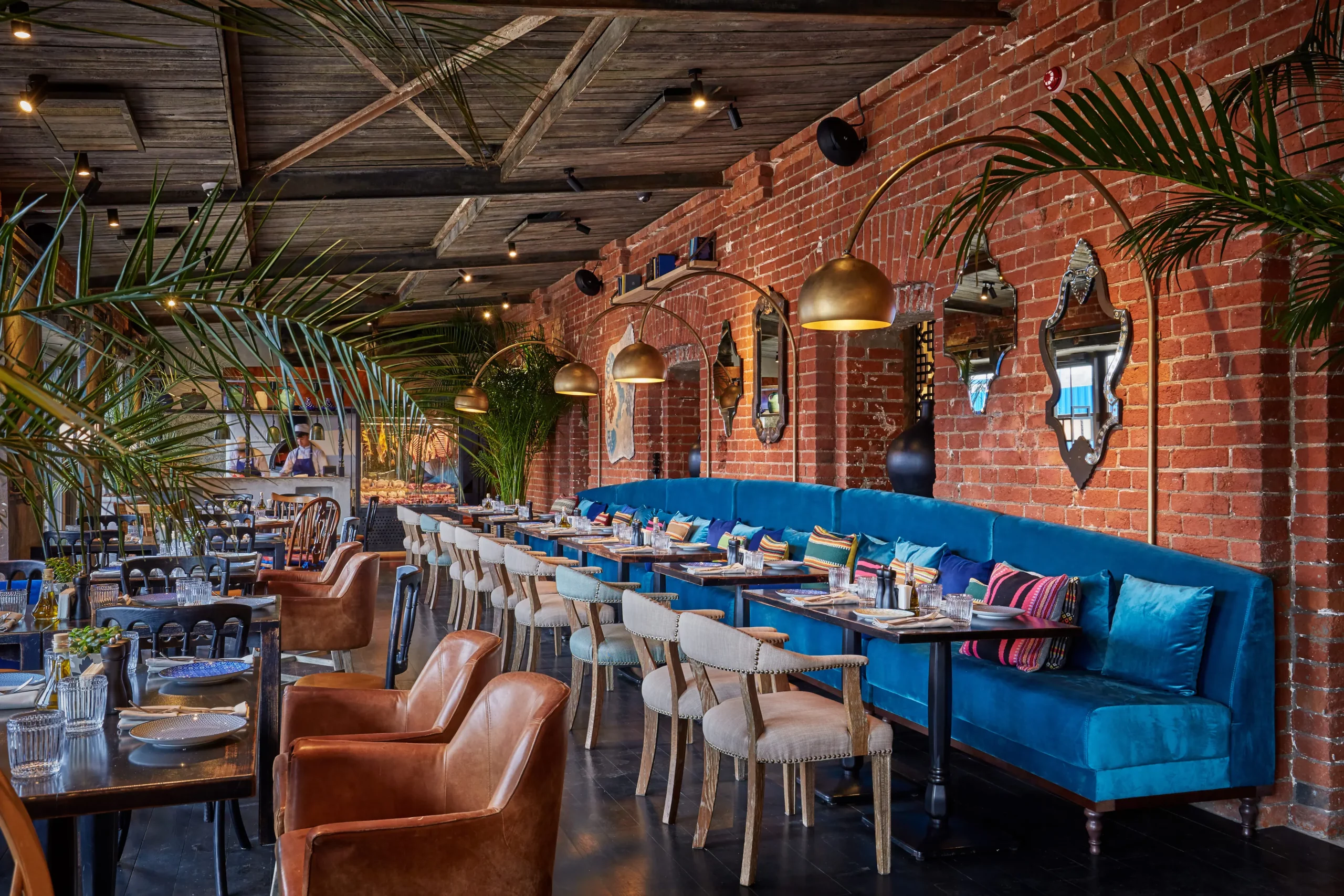 يقدم الأطباق الروسية التقليدية التي يقدمها المطعم بيلاف، وبوريك، وكباب. كما يضم المطعم قائمة طعام عالمية تضم أطباق من فرنسا وإيطاليا وإسبانيا واليابان.