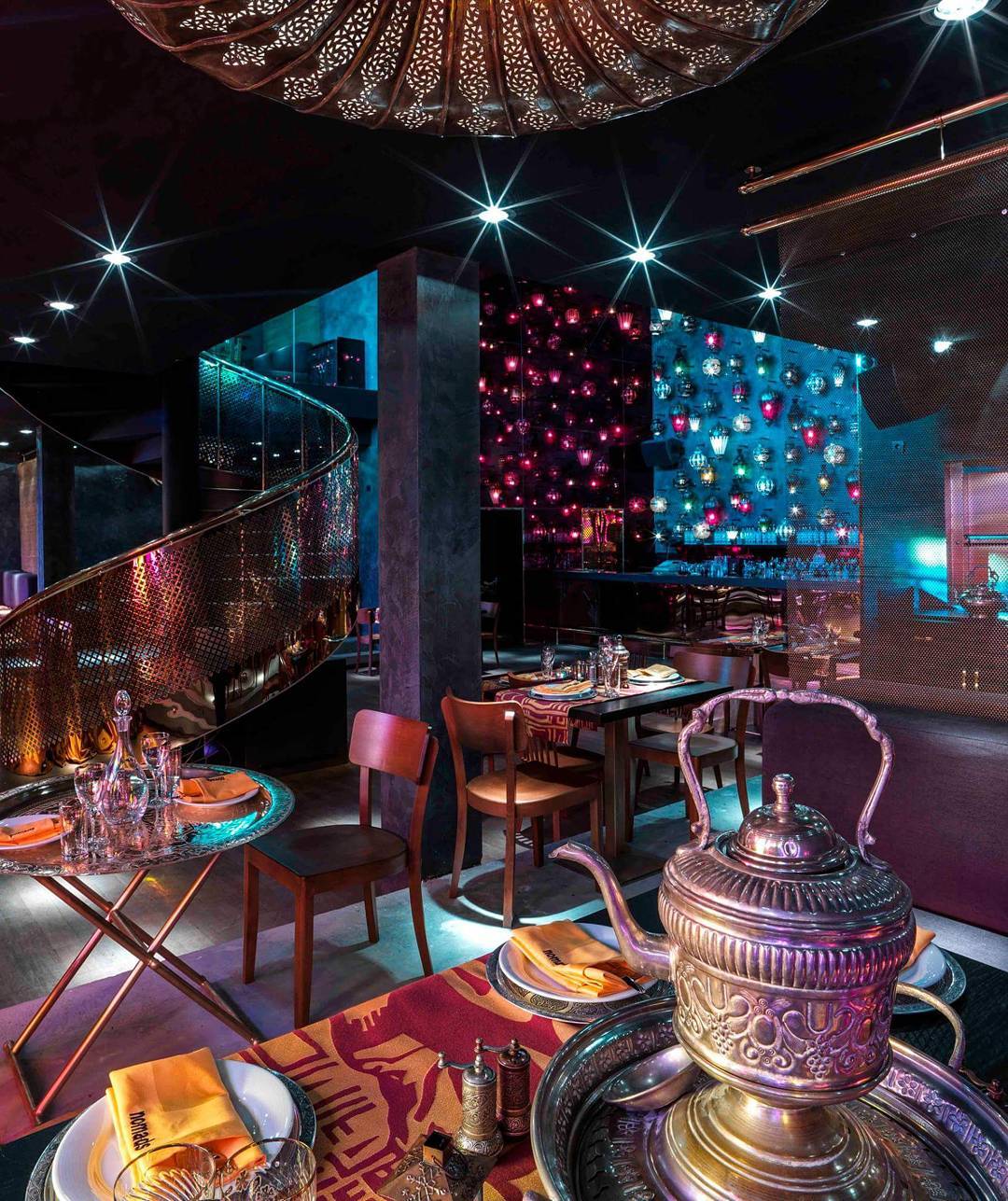 يقدم الاطباق المحلية والعالمية ويعتبر من المطاعم الحلال.