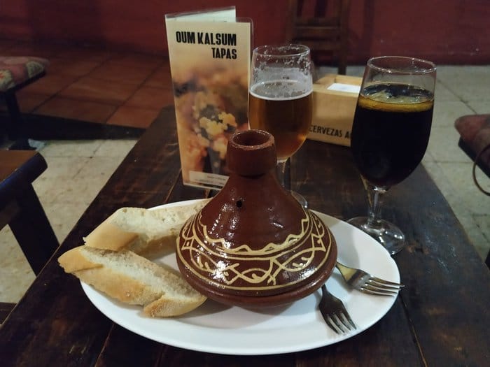  يقدم المطعم مجموعة متنوعة من الأطباق المغربية الأصيلة، مثل الكسكس، والتاجين، والحلويات المغربية التقليدية